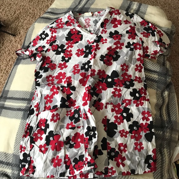 Assorted scrub tops - Picture 2 of 4